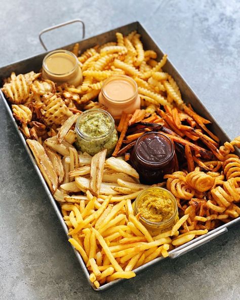 This french fry board is the most Insta-worthy and simple to create party snack, featuring delicious 3-ingredient dips and fries from the freezer aisle! French Fry Board, Fry Board, Menu Project, Wedge Fries, Colour Party, Board Night, Party Snacks Easy, Food Project, Living In Yellow