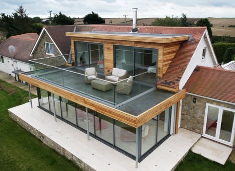 5 Modern Roof Design Ideas Terrace Shade, Covered Deck Designs, Roof Terrace Design, Flat Roof Extension, Eksterior Modern, Roof Extension, Glass Extension, Pergola Attached To House, Desain Lanskap