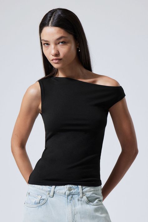 Fitted Asymmetric Top - Black - Weekday Black Asymmetrical Top Outfit, Draped Top Outfit, Asymmetrical Top Outfit, Swedish Street Style, Asymmetrical Hem Top, Asymmetric Top, Dress Up Outfits, Top Outfit, Tops Online