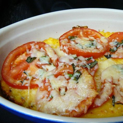 Baked Polenta with Fresh Tomatoes and Parmesan I "This was a really delicious recipe. The first time I've ever made Polenta and it was easy and delicious!" Baked Polenta, Tomatoes And Cheese, Fresh Tomato Recipes, Parmesan Recipe, Polenta Recipes, Parmesan Recipes, Idee Pasto Sano, Tomato Recipes, Meatless Meals