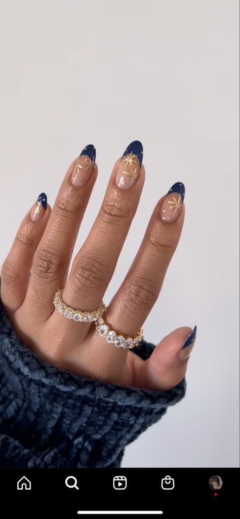 Nail Inspo Medium Length Almond, Navy Glitter French Tip Nails, Brown And Navy Nails, Nails Design For Winter, Gel Manicure Inspiration, Blue Nails Autumn, Prom Nail Ideas Blue, Dark Blue With Gold Nails, Nails That Match Blue Dress