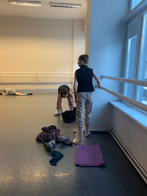 Teacher Student Aesthetic, Urdang Academy, Dance Studio Aesthetic, Studio Aesthetic, Student Aesthetic, Dancer Lifestyle, Ballet Girl, Ballet Pictures, Ballet Academy