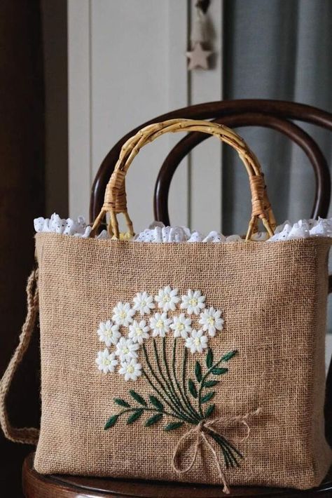 Bag With Flowers, Desain Tote Bag, Simple Hand Embroidery Patterns, Handmade Fabric Bags, Sac Diy, Jute Tote Bags, Diy Bag Designs, Bag Pattern Free, Diy Bags Patterns