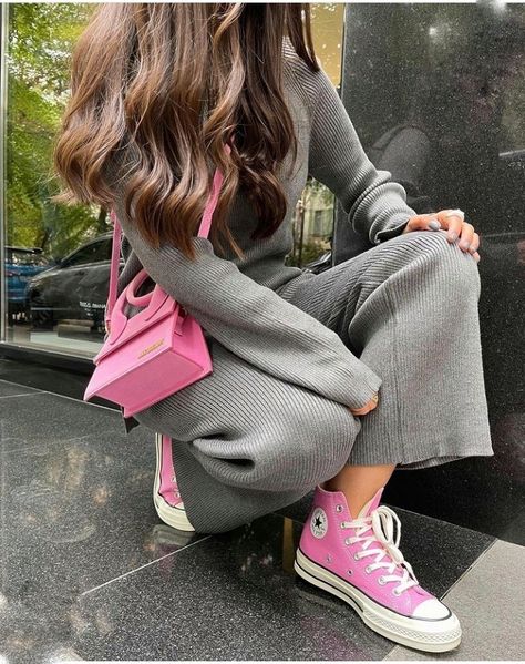 Looks Com All Star, Looks Adidas, Look Rose, Minimalist Fashion Women, Pink Converse, Romantic Outfit, Outfits With Converse, Fashionista Clothes, Over 50 Womens Fashion