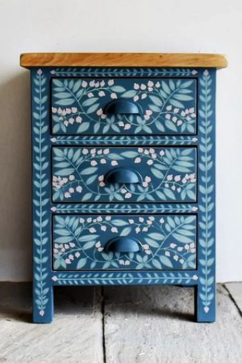 Decal Furniture Ideas, Pattern Painted Furniture, Hand Painted Cabinet Ideas, Folk Art Furniture Painting Ideas, Hand Painted Doors, Painted Wood Furniture Ideas, Painting Ideas Furniture, Scandinavian Painted Furniture, Painting Dresser Ideas