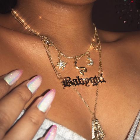 🐇 on Instagram: “Giving away one 𝓑𝓪𝓫𝔂𝓰𝓲𝓻𝓵 custom old English necklace from @luxedripjewelry. All you have to do is tag a friend below, be following me+…” Babygirl Necklace, Stile Kylie Jenner, Filmy Vintage, Boujee Aesthetic, Grunge Jewelry, Bracelet Tennis, Baddie Aesthetic, Dope Jewelry, Custom Name Necklace