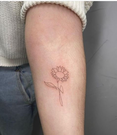 Sunflower Tattoo On Wrist, Small Sunflower Tattoo, Sunflower Tattoo Simple, Sunflower Tattoo Ideas, Cream Tattoo, Sunflower Tattoo Small, Petit Tattoo, Tattoo Line, Small Sunflower