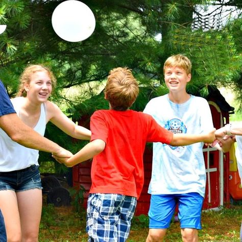 45 Cooperative Games for Kids To Promote Healthy Competition Balloon Games For Kids, Games To Play Outside, Water Balloon Games, Field Day Games, Balloon Games, Outdoor Party Games, Fun Outdoor Games, Team Building Games, Cooperative Games