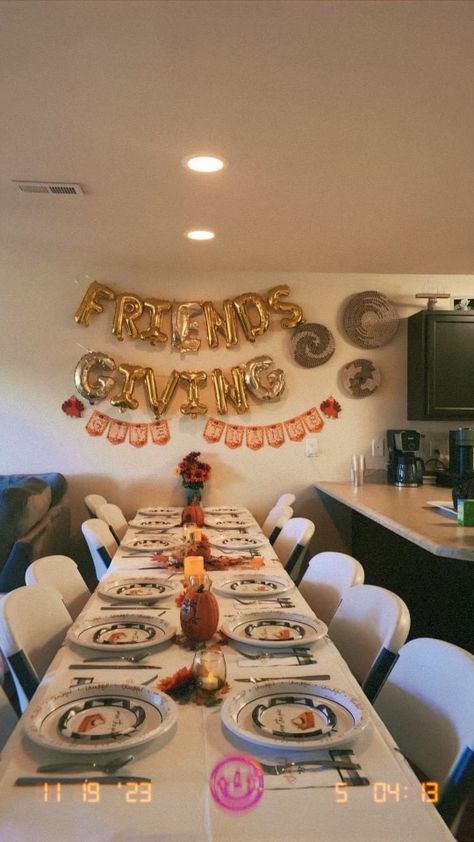 Christmas Dinner Hosting Party Ideas, Friends Giving Decoration, Friendsgiving Instagram Story, Friendsgiving Food Set Up, Friendsgiving Inspo Aesthetic, Friendsgiving Pj Party, Friendsgiving Poster Ideas, Friendsgiving Photo Wall, Cute Friendsgiving Food Ideas