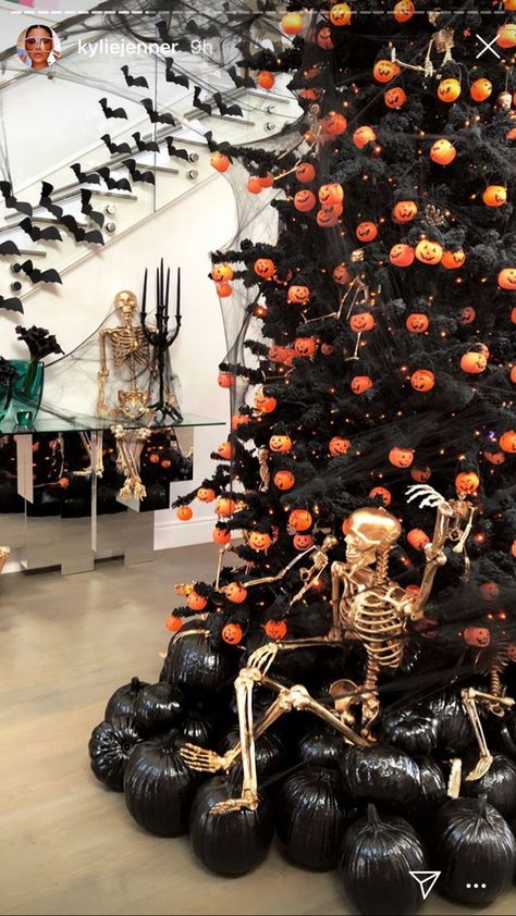 Halloween Christmas Tree, Kostuum Halloween, Table Halloween, Halloween Decor Diy, Casa Halloween, Diy Halloween Decor, Halloween 3, Halloween Tattoo, About Halloween