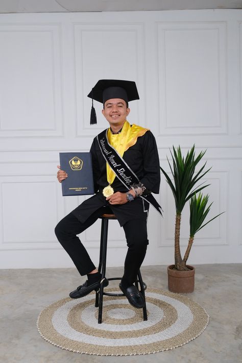 Outfit Wisuda Pria, Photo Wisuda, Pose Poto, Pose Wisuda, Graduation Pose, U God, Ide Pose, Foto Studio, Graduation Poses