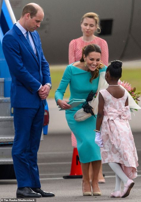 pinterest: hezzprice Kate Middleton Young, Kate Middleton Queen, Celebrity Style Icons, Pink And White Dress, Green Gown, Girl Dad, Royal Life, William And Kate, The Bahamas