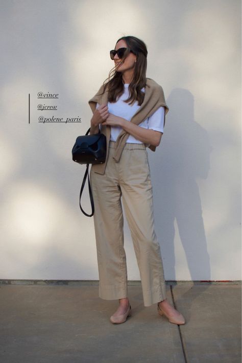 Minimalist Chic Fashion, Cream Outfit, Girls Spring Outfits, 여름 스타일, Summer Shorts Outfits, Crewneck Style, Casual Day Outfits, Casual Chic Outfit, Tee Outfit