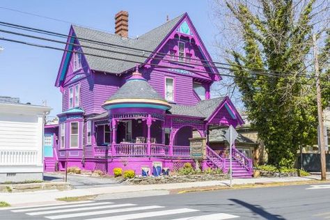 A purple house in Lewes, Delaware Kawaii House Exterior, Purple Victorian House, Victorian Homes Interior, Kawaii House, Painted Lady House, Victorian Bohemian Decor, Old Style House, Purple House, Storybook House