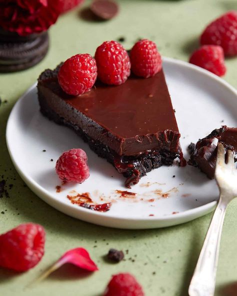 Chocolate Tart With Raspberries, Dark Chocolate Raspberry Tart, Chocolate Fruit Tart, Dark Chocolate Raspberry Pie Bars, Raspberry Chocolate Tart, Chocolate Strawberry Tart, Food Truck Desserts, Chocolate Raspberry Tart, Tart Chocolate