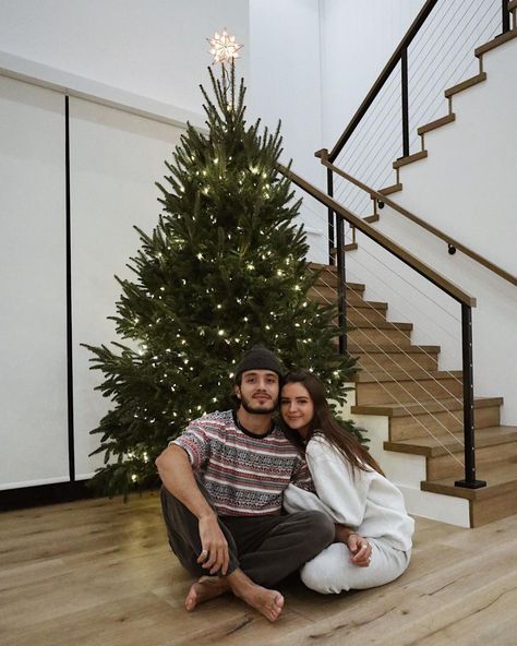 Jess Conte (@jess) • Instagram photos and videos Xmas Couple Photos, Couple Christmas Photoshoot, Christmas Photoshoot Ideas, Christmas Couple Photos, Christmas Couple Pictures, Beautiful Winter Pictures, Couple Christmas Card, Jess Conte, Christmas Poses