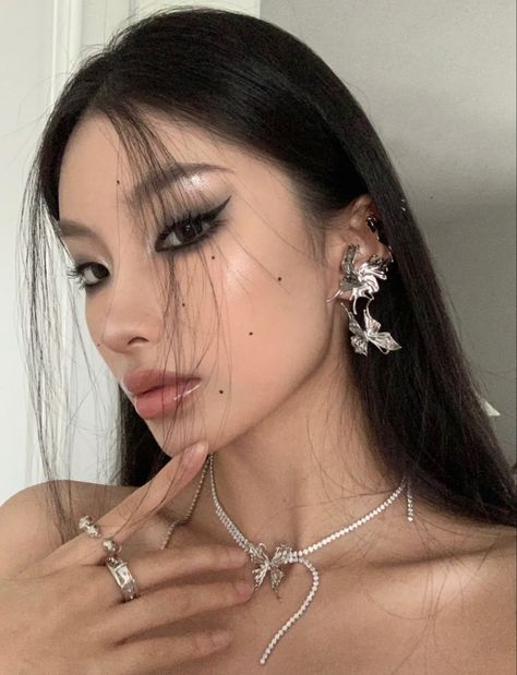 Dark Ethereal Makeup, Xiaohongshu Makeup, Badass Girl, Chinese Makeup, Ethereal Makeup, Diy Lips, Fancy Makeup, Edgy Makeup, Black Makeup