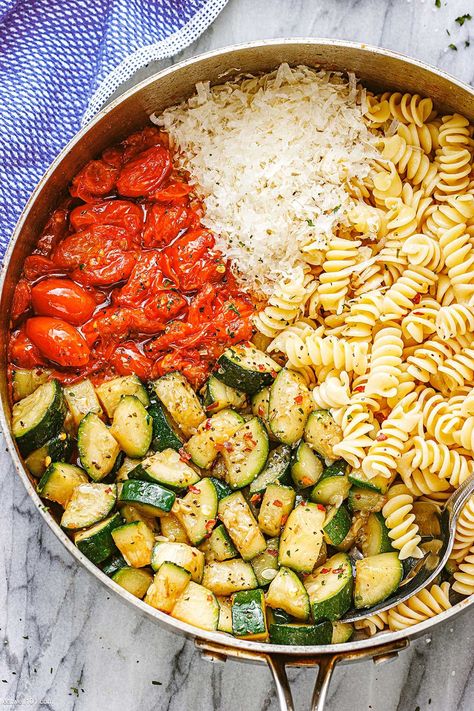 Healthy Tomato Zucchini Pasta - #tomato #zucchini #pasta #recipe #eatwell101 - Healthy Tomato Zucchini Pasta is the perfect quick and easy weeknight meal. Filled with fresh vegetables this vegetarian pasta recipe is sure to be a hit with the whole family. Ready in under 30 minutes! - #recipe by #eatwell101® Zucchini Pasta Recipe, Vegetarian Pasta Recipe, Pasta Tomato, Vegetarian Pasta Recipes, One Pot Dinners, Zucchini Pasta, Vegetarian Pasta, Health Dinner Recipes, Think Food