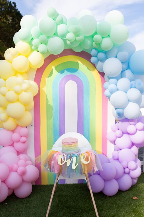 Rainbow Balloon Decorations For Birthday, Rainbow Themed Birthday Party Backdrops, My Little Pony Backdrop, Rainbow Theme Backdrop, Rainbow Backdrop Diy, Rainbow Theme Decorations, Rainbow Themed Birthday Party Decorations, Rainbow Balloon Decorations, Rainbow Birthday Party Backdrop