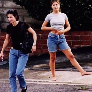 Denim #goals. Jennifer Aniston 90s, Estilo Rachel Green, 1990 Style, Fashion Guys, Rachel Green Outfits, Jenifer Aniston, Jennifer Aniston Style, Jen Aniston, 90s Inspired Outfits