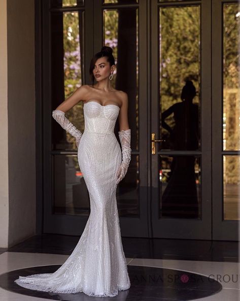 Samui ❤️ A spectacular fitted strapless dress. Amazing combination of minimalist detail and beautiful stylish accessories – long gloves decorated with beads and a light cape with a train. View more details and full collection of dresses on our website #2025bride #bridallook #2026bridetobe #bride #bridalgown #bridetobe #yestothedress #2026bride #bridal #wedding #newcollection #isaidyes #modernbride #fittedweddingdress Wedding Dresses With Long Gloves, Strapless Wedding Dress With Gloves, Dresses With Long Gloves, Hairstyles For Strapless Dresses, Wedding Dress With Gloves, Dresses Gloves, Train View, Strapless Dress Hairstyles, Fishtail Wedding Dress