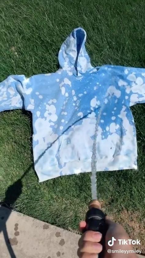 follow me: @emerson_r_lindgren [Video] | Diy tie dye shirts, Diy clothes, Tie dye diy Aesthetic Blue Outfits, Diy Sweatshirt Ideas, Sweatshirt Diy, Summer Beach Outfits, Pastel Pants, Bleach Shirt Diy, Tie Dye Shirts Patterns, Tye Dye Patterns, Diy Tie Dye Techniques