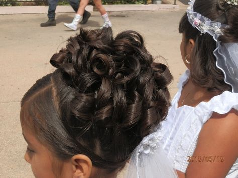 Curl up do that I made on my daughter for her first communion. ( hairstyle hairstyles updo hairdo) Kids Pageant Hairstyles, Pageant Hair And Makeup, Toenails Designs, Communion Hair, First Communion Hairstyles, Quinceanera Theme, Communion Hairstyles, Green Quince, Communion Ideas