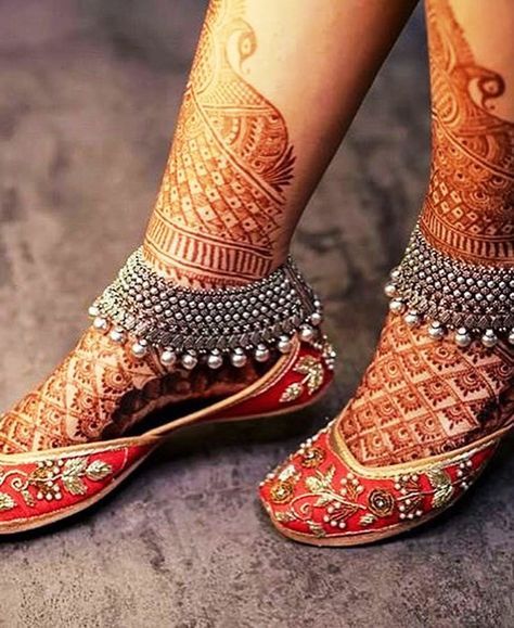 Payal/ Foot jewellery/ jewelry/mehendi/ mehndi/Wedding/ wedding jewellery/ Bride/ bridal/ bridal jewellery/ inspiration/ wedding style/ bride goals Payal Designs Silver, Mehndi Wedding, Silver Anklets Designs, Anklets Indian, Bridal Anklet, Bridal Jewellery Inspiration, Indian Shoes, Anklet Designs, Silver Anklet