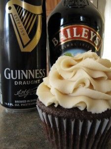 Baileys Frosting, Irish Cream Cupcakes, Baileys Cupcakes, Guinness Cupcakes, Cream Cupcakes, Festive Desserts, Baileys Irish, Baileys Irish Cream, Irish Recipes