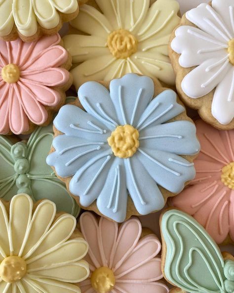 Royal Icing Cookies Floral, Flower Graduation Cookies, Decorated Cookies Flowers, Garden Decorated Cookies, 18th Cookies, Wild Flower Sugar Cookies, Fancy Cookies Decorated, Flower Sugar Cookies Royal Icing, Simple Flower Cookies