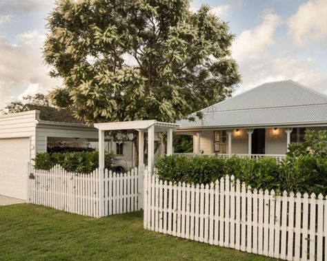 A bright and breezy beach house in Newcastle, NSW Queenslander Homes Exterior, Queenslander Renovation, Brisbane Lions, Victorian Exterior, Outdoor Renovation, Hygge Style, Homes To Love, Beach House Exterior, Marble Home