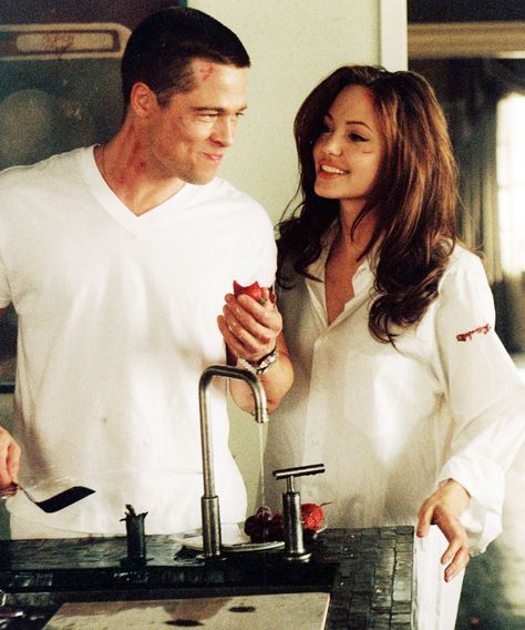 34 movies you need to watch again with THIS in mind Brad And Angie, Serie Bmw, Brad And Angelina, Mr And Mrs Smith, Brad Pitt And Angelina Jolie, Mr & Mrs Smith, Kris Kristofferson, Jolie Pitt, Famous Couples