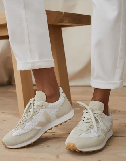 Zapatillas Veja, Veja Shoes, Sporty Shoes, Athleisure Trend, Trainers Shoes, Colorful Heels, Veja Sneakers, Sporty Sneakers, White Company