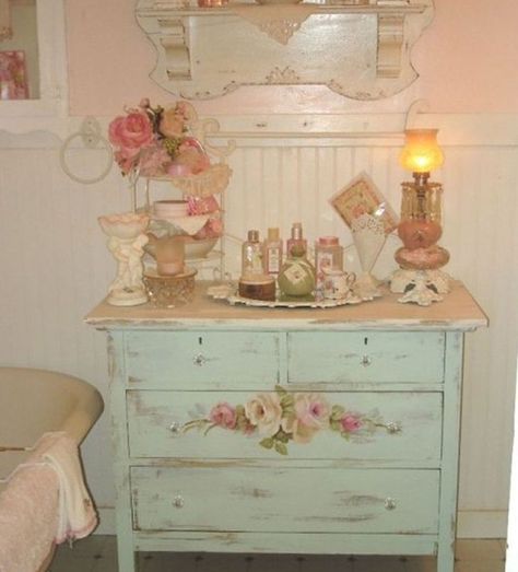 Shabby Chic Bathroom Decor Ideas, Commode Shabby Chic, French Provencial, Shabby Chic Decorating, Muebles Shabby Chic, Chic Bathroom Decor, Decoration Shabby, Chic Bathroom, Cottage Shabby Chic