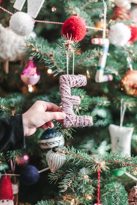 Easy Christmas Handicrafts for Kids Diy Christmas Ornaments Rustic, Yarn Letters, Christmas Diy Kids, Diy Christmas Ornaments Easy, Letter Ornaments, Ornaments For Christmas, Kids Christmas Ornaments, Christmas Tree Decorations Diy, Diy Gifts For Kids