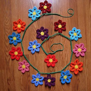 7 Free Spring Crochet Bunting, Garland & Banner Patterns Bunting Pattern, Crochet Puff Flower, Crochet Bunting, Crochet Garland, Confection Au Crochet, Crochet Flowers Free Pattern, Crocheted Flowers, Flower Garland, Crochet Motifs