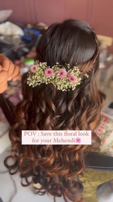 Looking for the perfect hairstyle to rock on your mehendi day? Check out these stunning baby-breath floral open hairstyles that are sure to make you feel like a queen on your special day. Open Hairstyles Indian Wedding, Reception Hairstyles, Mehndi Hairstyles, Bridal Hairstyle Indian Wedding, Hair Style On Saree, Hair Style Vedio, Engagement Hairstyles, Bridal Hairdo, Traditional Hairstyle