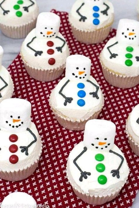 Christmas Desert Ideas, Christmas Cupcakes Recipes, Jul Mad, Melting Snowman, Savory Cakes, Snowman Cupcakes, Melting Snowmen, Christmas Cupcake, Cupcakes Decorados