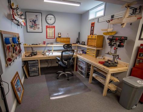 Office Workshop Ideas, Workshop Office Ideas, Electronic Workshop, Workshop Desk, Hobby Workshop, Hobby Room Design, Garage Art Studio, Small Woodworking Shop Ideas, Mini Workshop