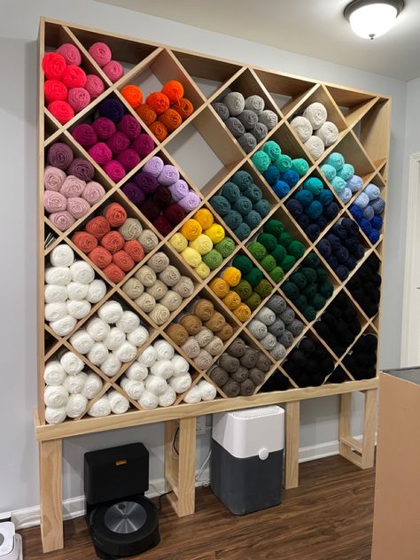 Butik Design, Knitting Room, Fabric Store Design, Design Studio Workspace, Sewing Room Inspiration, Clothing Store Interior, Clothing Store Design, Store Design Boutique, Retail Interior Design