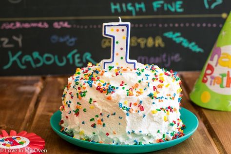 This easy healthy smash cake recipe is the perfect compromise for your baby's first birthday cake. Naturally sweetened, and refined sugar-free! Healthy Smash Cake, Birthday Cake Alternatives, Healthy Birthday Cakes, Smash Cake Recipes, Healthy Birthday, Banana Waffles, Halloween Cake Pops, Baby First Birthday Cake, Baby Cake Smash