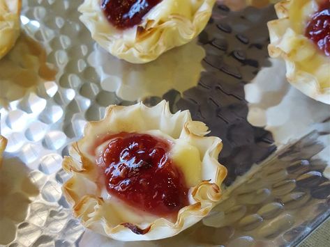 These brie phyllo cups are topped with raspberry preserves, then baked in the oven for a quick, easy, and sophisticated bite-sized, cheesy appetizer. Brie Cups, Phyllo Appetizers, Raspberry Brie, Christmas Appetizers Finger Foods, Puff Pastry Recipes Appetizers, Appetizer Christmas, Appetizers Finger Foods, Phyllo Dough Recipes, Brie Appetizer