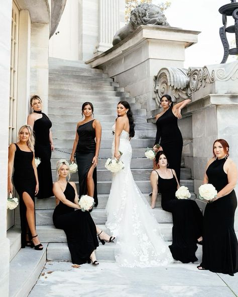 - Check more at https://howcandothis.com/weddingideas/113937/ Bridal Party Shots Picture Ideas, Wedding Party Set Up, Wedding Photoshoot Bridal Party, Wedding Photos With One Bridesmaid, Old Money Bridal Party, Classic Wedding Bridal Party, Black Tie Wedding Family Photos, Bridal Party Winter Wedding, Unique Wedding Family Photos