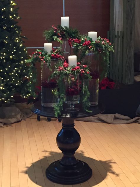 Advent wreath Advent Wreath Ideas, Advent Church Decorations, Christmas Stage Design, Advent Decorations, Church Christmas Decorations, Christmas Advent Wreath, Church Altar Decorations, Christmas Stage, Christmas Centers