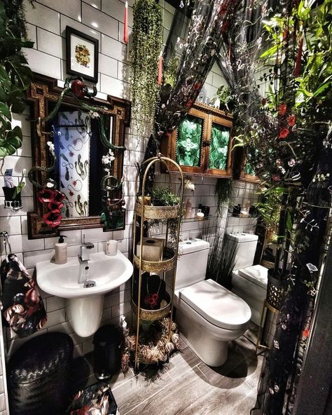 Cluttered Office Space, Unusual Home Decor Ideas, Romania House, Dark Bathroom Decor, Witchy Bathroom, Whimsigothic Home, Goth Bedroom, Dark Home Decor, Goth Home