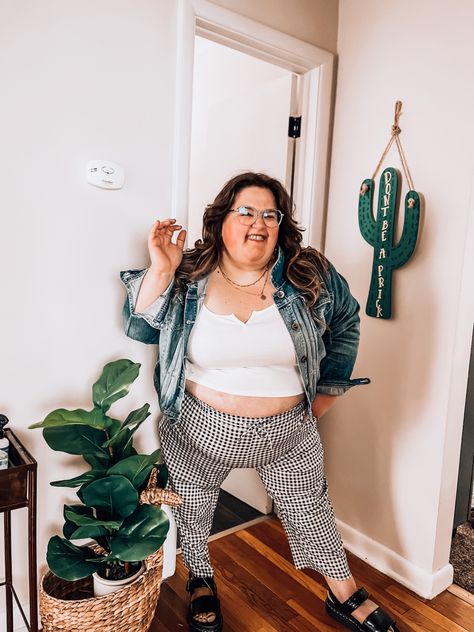 I love these gingham pants! Click to see four more ways to style them! Black And White Gingham Pants Outfit, Gingham Pants Outfit Street Style, Check Pants Outfit, Cropped Trousers Outfit, Gingham Pants Outfit, Culottes Outfit, Check Pants, Gingham Pants, Trouser Outfit