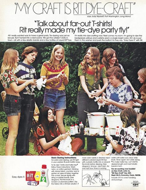 Vintage Fashion 1970, Seventeen Magazine Fashion, Tie Die Shirts, Tie Dye Knots, Diy Tie Dye Shirts, Tie Dye Party, Rit Dye, Tie Dye Hippie, Tie Dye Scarves