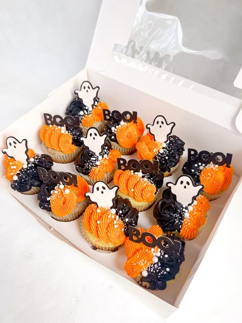 Vintage Halloween Cupcakes, Hallowe’en Cupcakes, Halloween Cake And Cupcake Ideas, Aesthetic Halloween Cupcakes, Halloween Theme Cupcakes, Cute Halloween Cupcake Ideas, Elegant Halloween Cupcakes, Halloween Bakery Treats, Chocolate Halloween Cupcakes