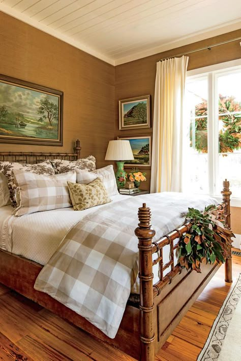 The Bedroom - This Cottage is 2000 Square Feet of Holiday Cheer - Southernliving. Don't Over-look Private Quarters Excess greenery and flower trimmings get put to work as spirited accents in Farmer's baths and guest rooms. "I like to have fresh flowers and garden greens decorating the bedside tables," he says. Here, he used a small bunch of magnolia that's tied in the center with a simple burlap ribbon and then wired carefully to the footboard of his custom-made faux-bamboo bedframe. Eating Room, Southern Living House Plans, Dekorasi Kamar Tidur, Christmas Bedroom, Farmhouse Bedroom Decor, Southern Home, Farmhouse Bedroom, Remodel Bedroom, White Bedroom