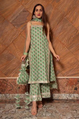 Floral Print Suit, Cotton Suit Designs, Block Printed Suits, Potli Bag, Cotton Kurti Designs, Kurta Designs Women, Green Hand, Party Wear Indian Dresses, Green Floral Print